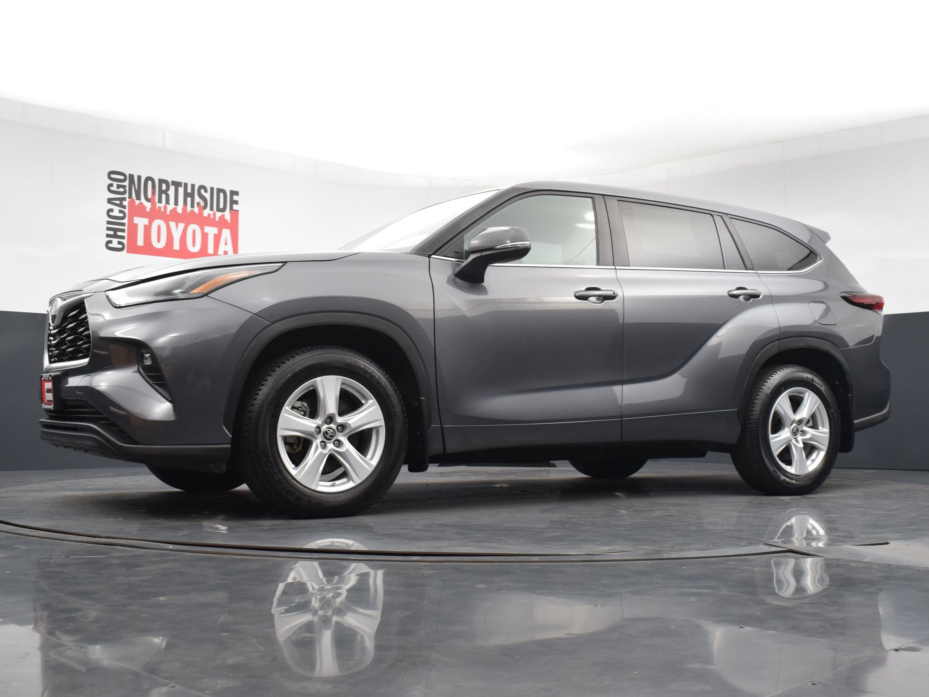 Used 2024 Toyota Highlander LE AWD/4WD image 27