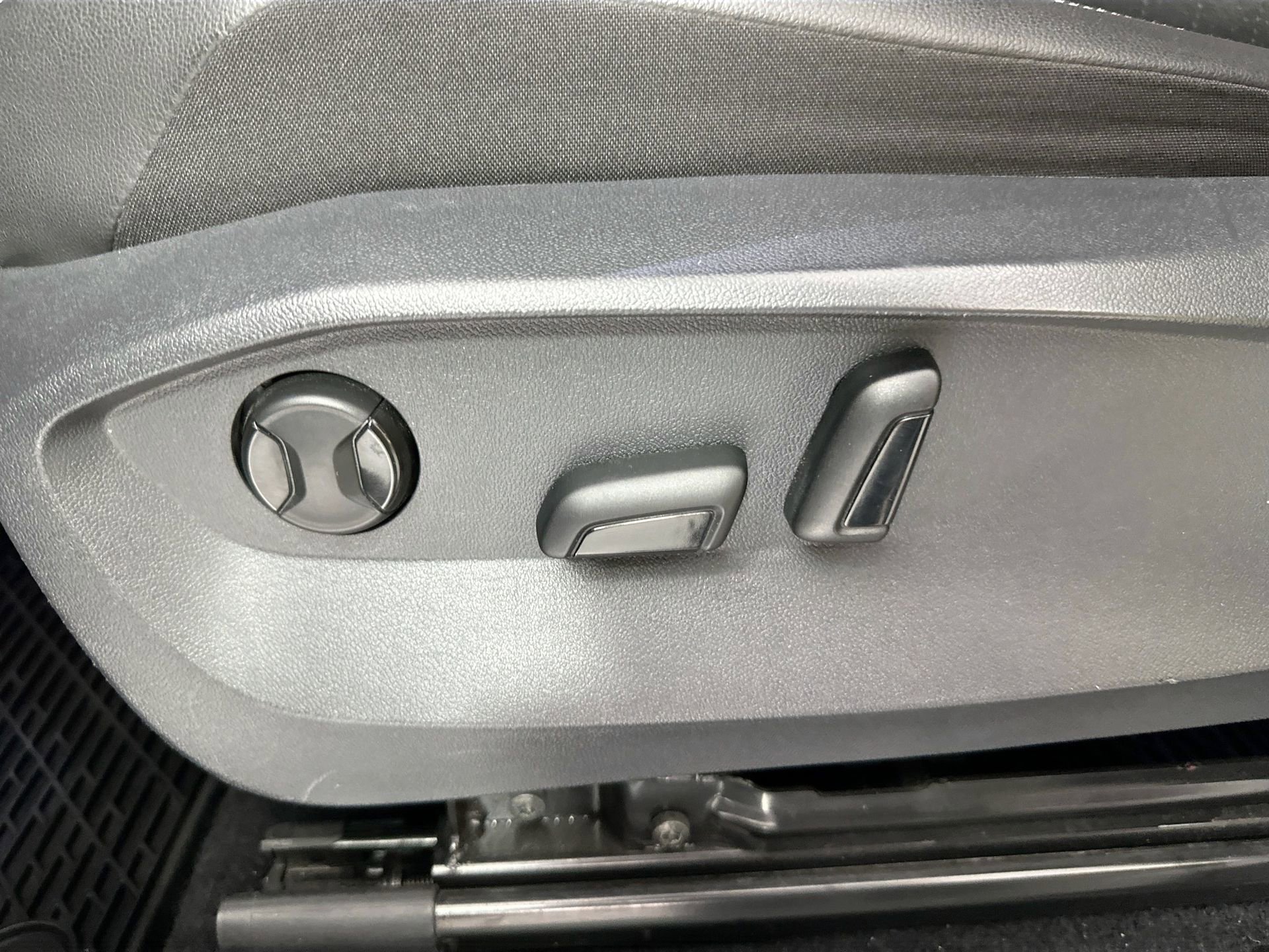 Certified 2022 Volkswagen Tiguan SE R-Line image 35