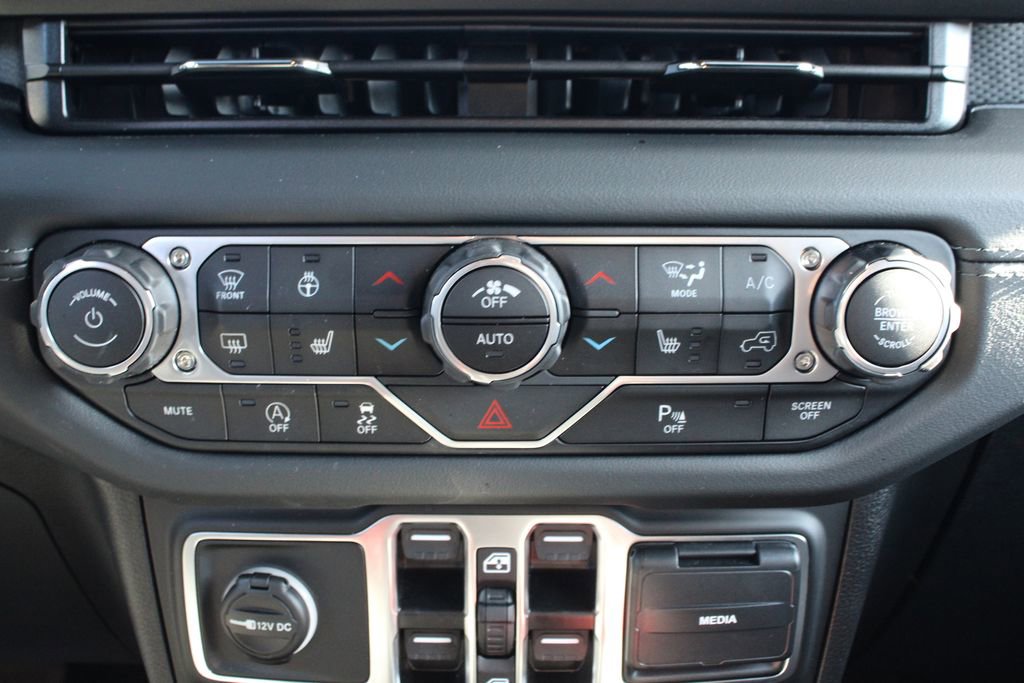 Used 2025 Jeep Wrangler Unlimited Rubicon w/ Technology Group image 19