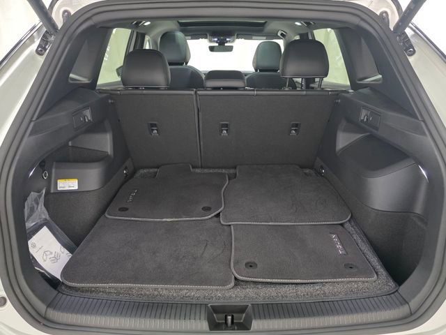 Certified 2025 Volkswagen Tiguan SE R-Line image 37