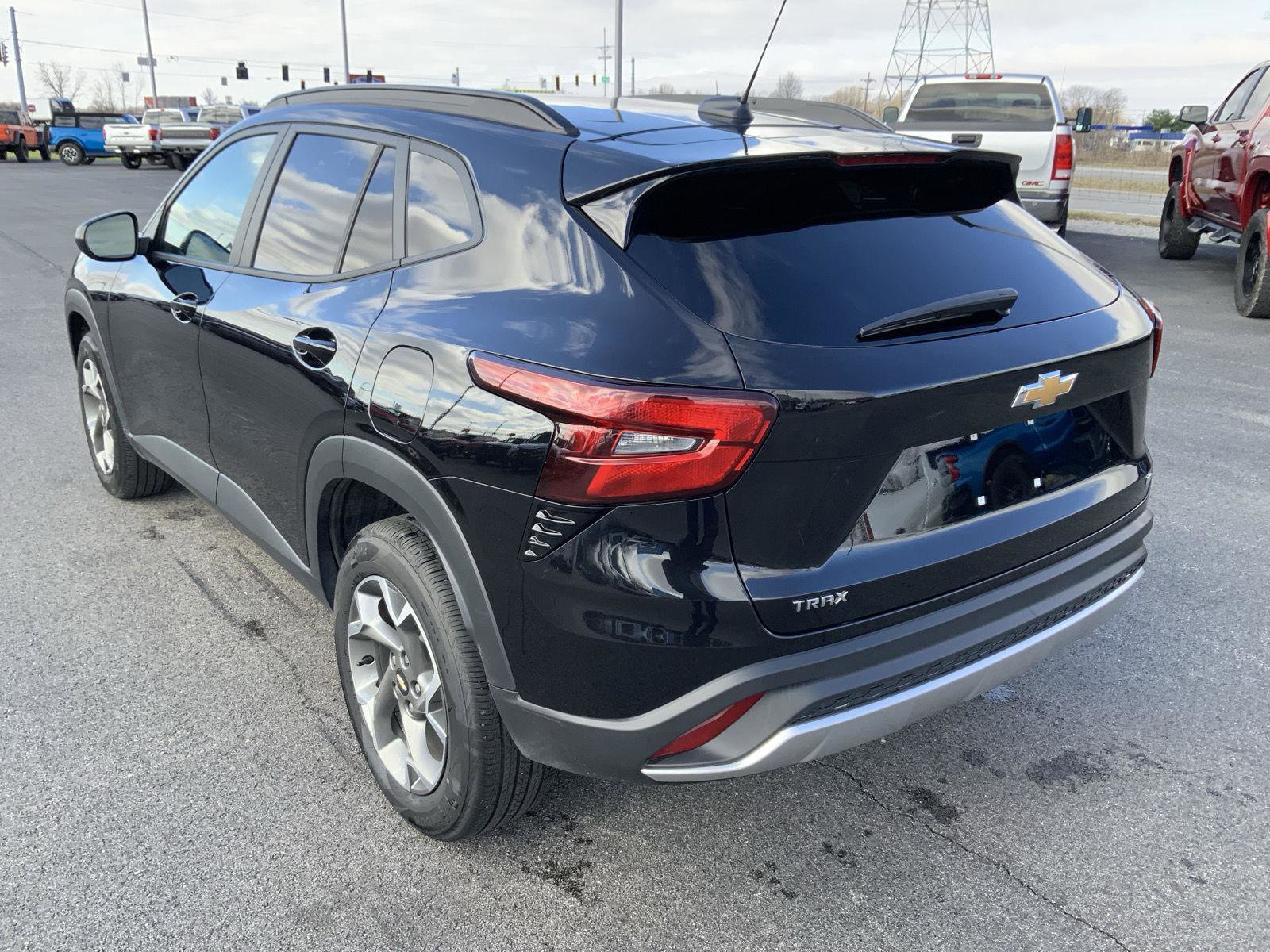 Used 2025 Chevrolet Trax LT FWD image 6