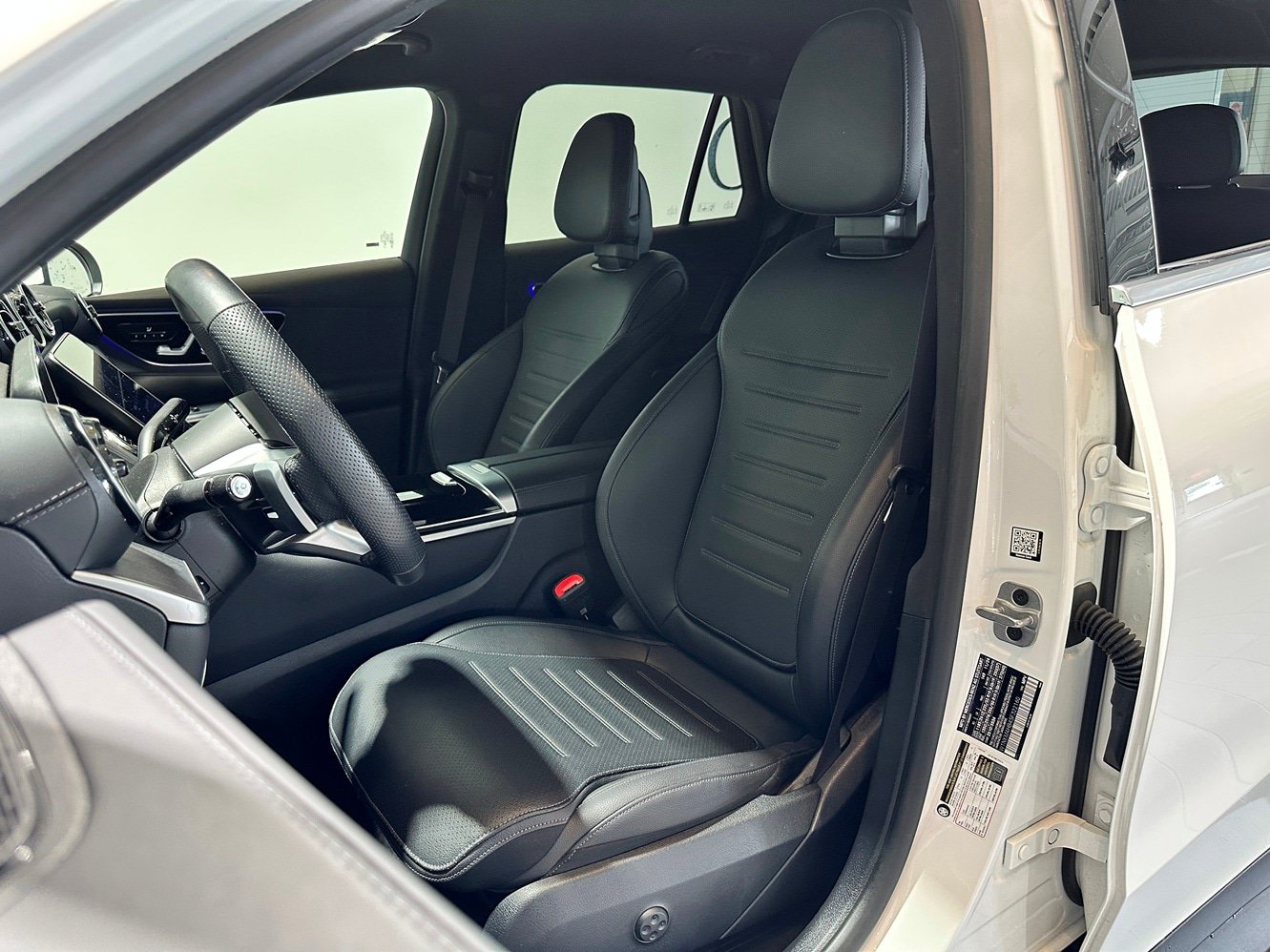 Used 2025 Mercedes-Benz GLC 300 4MATIC image 15