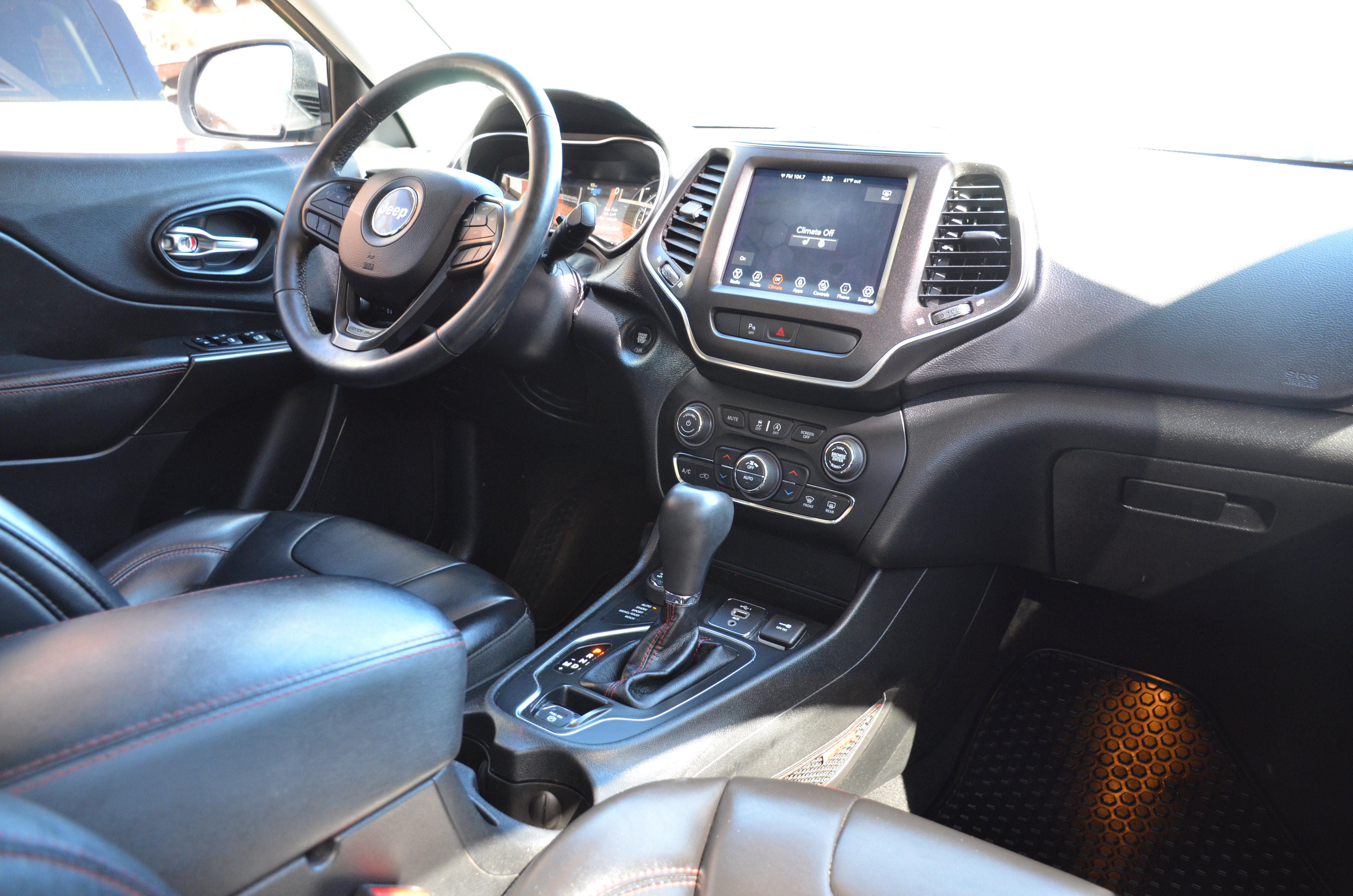 Used 2019 Jeep Cherokee Trailhawk w/ Cold Weather Group image 25