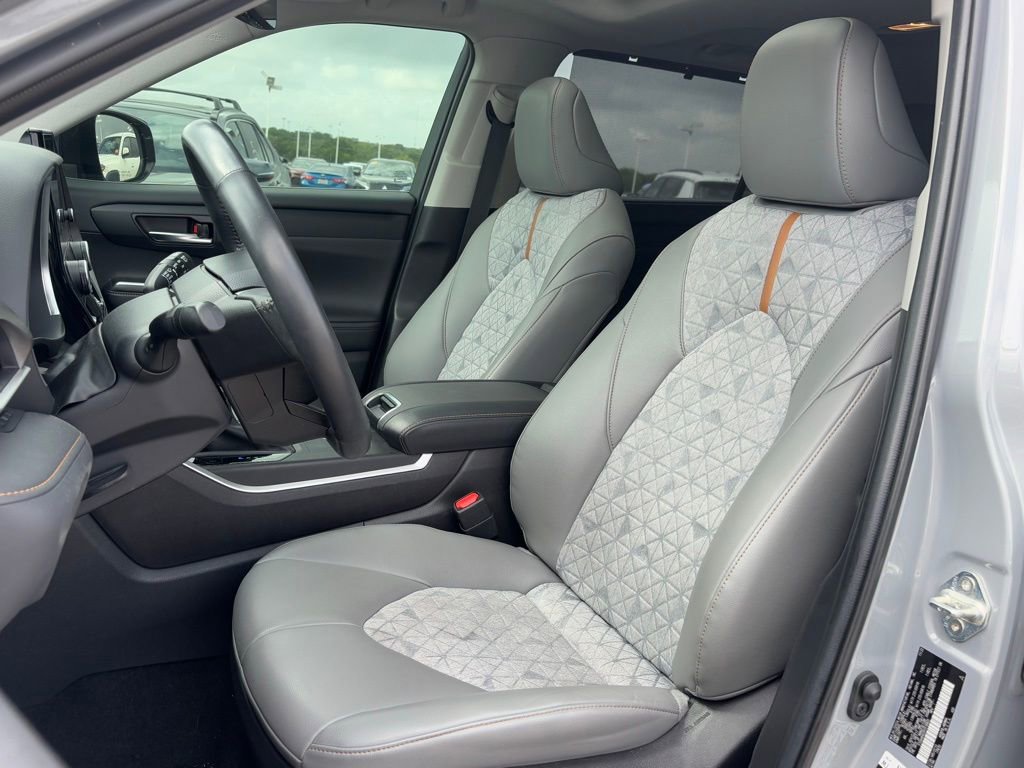 Used 2023 Toyota Highlander Bronze Edition image 8