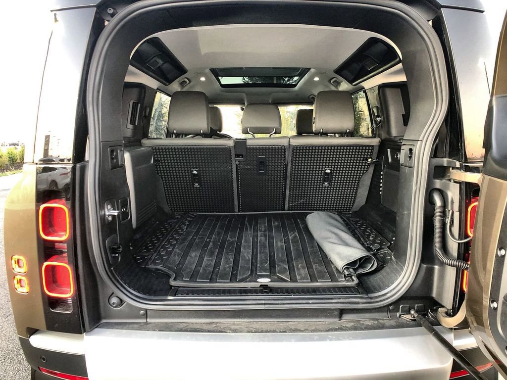 Used 2020 Land Rover Defender 110 First Edition image 22
