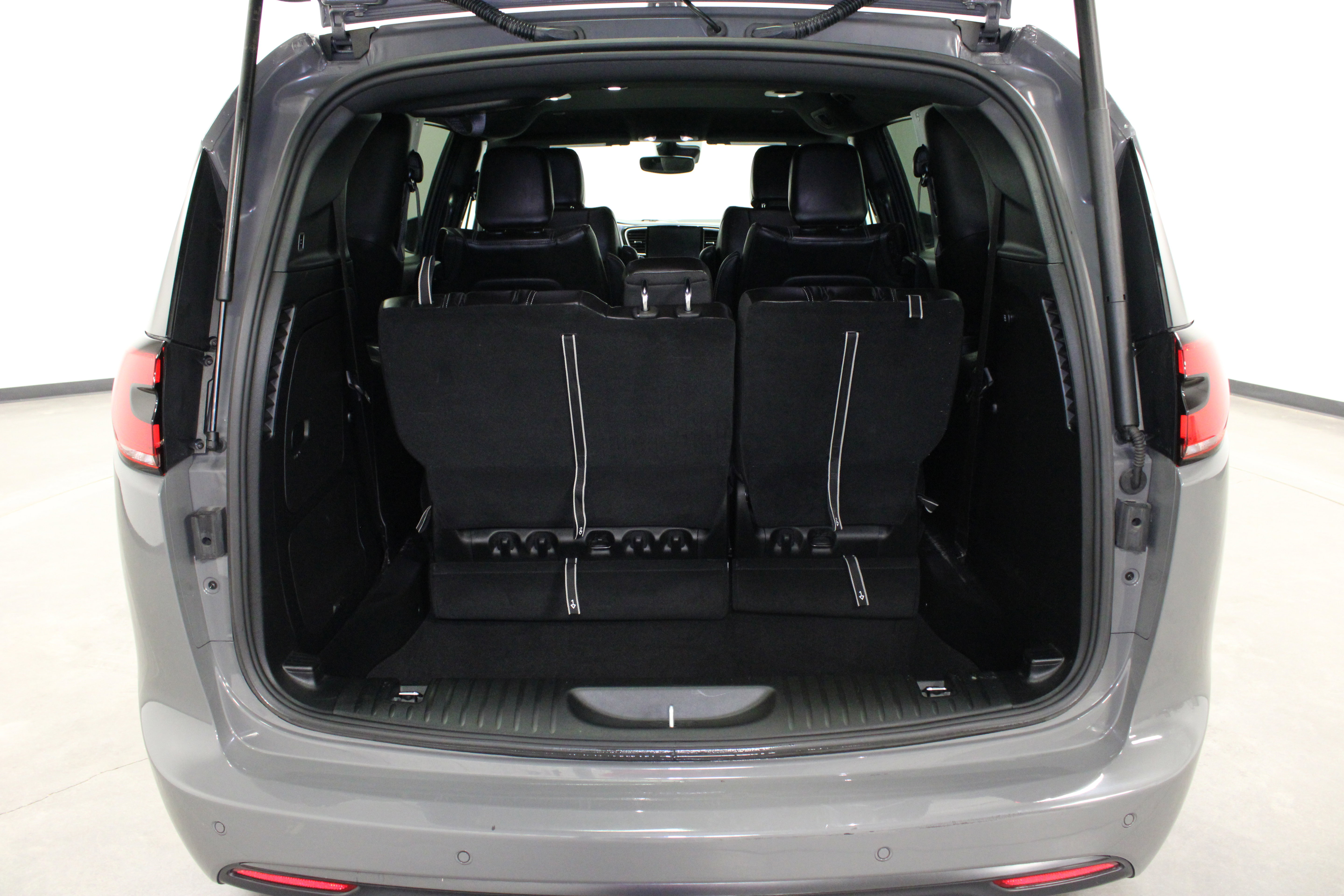 Used 2023 Chrysler Pacifica Touring-L w/ S Appearance Package FWD image 14
