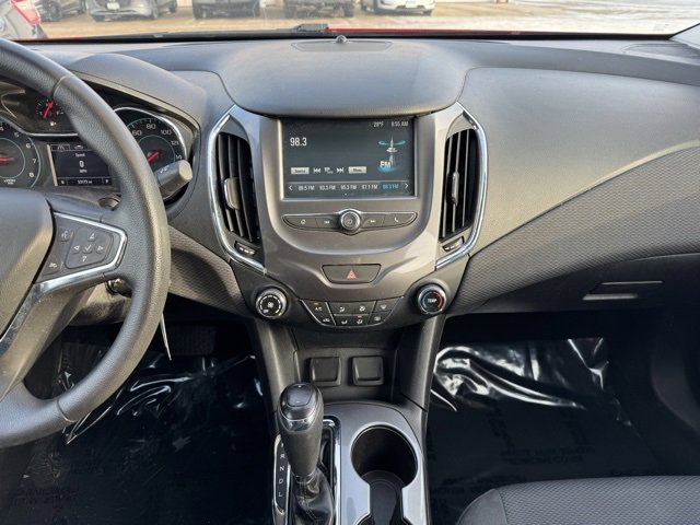 Used 2018 Chevrolet Cruze LT image 2