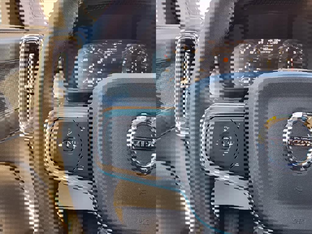 Used 2021 Volvo XC40 T4 Momentum w/ Protection Package Premier image 29