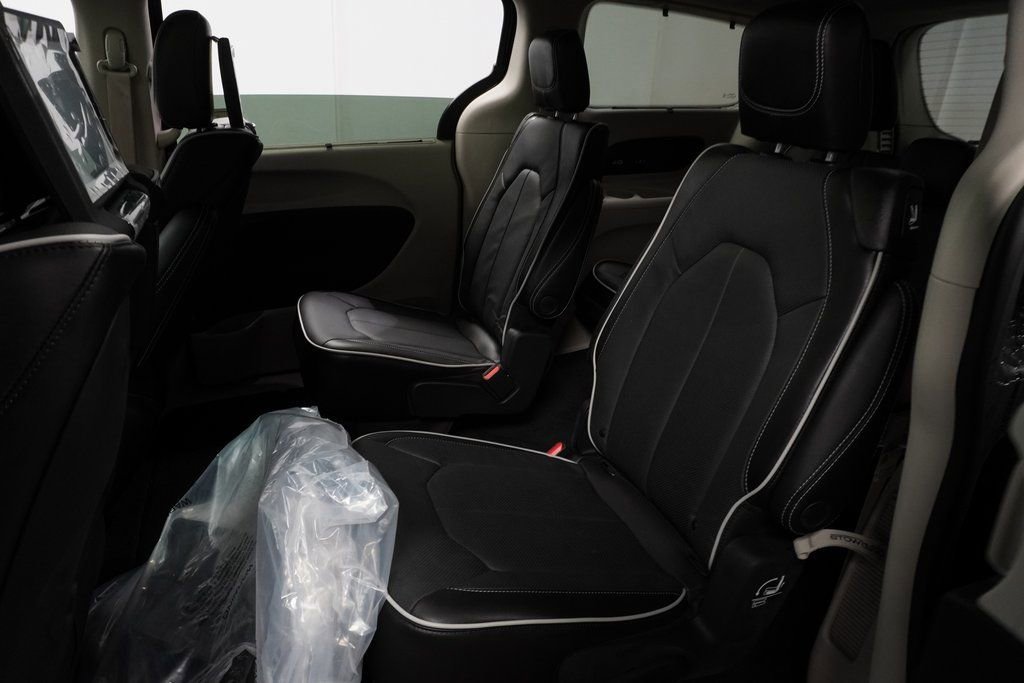 New 2023 Chrysler Pacifica Limited w/ Uconnect Theater Family Group image 17
