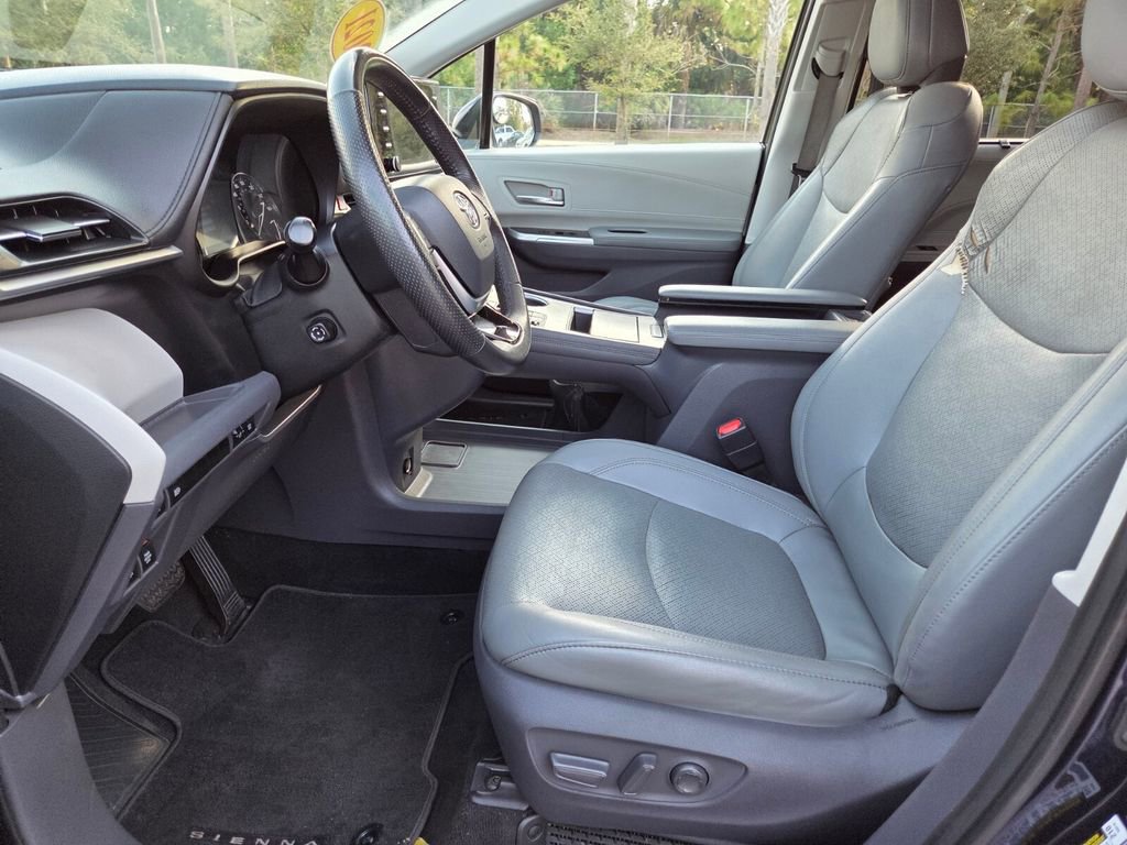 Used 2021 Toyota Sienna Limited image 27