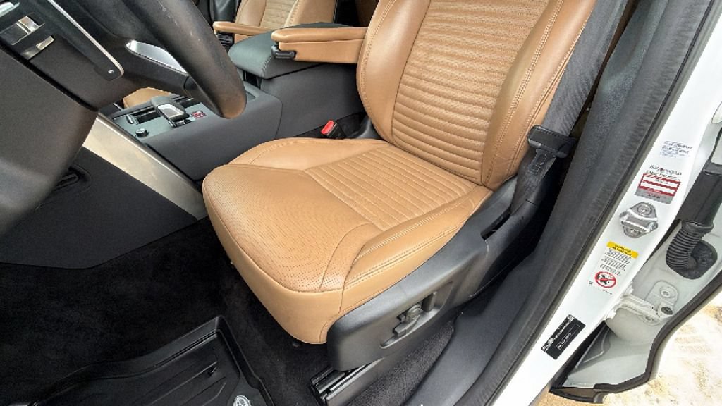 Used 2023 Land Rover Discovery Metropolitan Edition AWD/4WD image 14