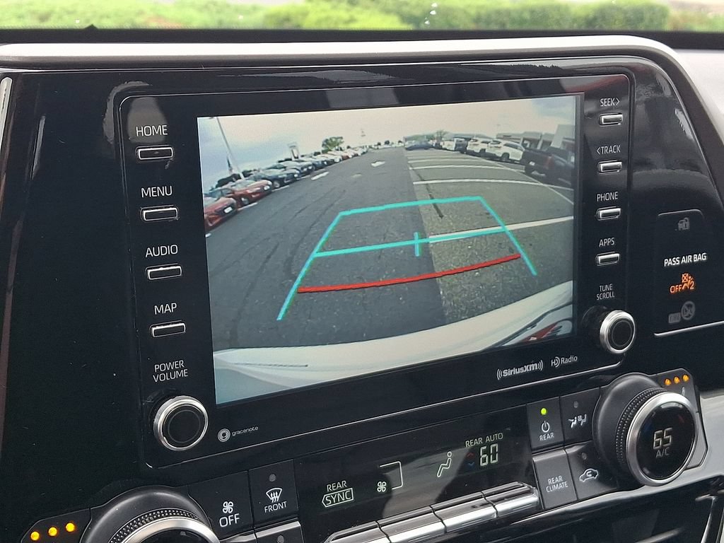 Used 2022 Toyota Highlander XLE AWD/4WD image 19