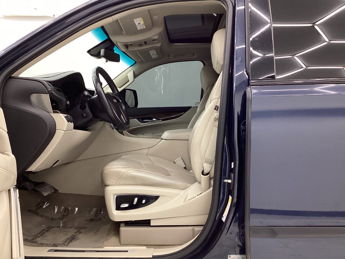 Used 2020 Cadillac Escalade Luxury image 14