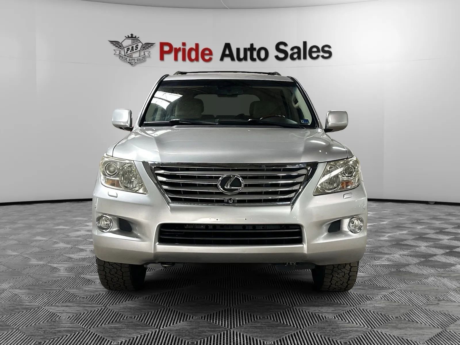 Used 2011 Lexus LX 570 4WD w/ Luxury Pkg image 2