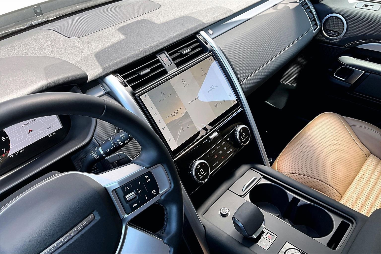 Used 2025 Land Rover Discovery Dynamic SE image 32