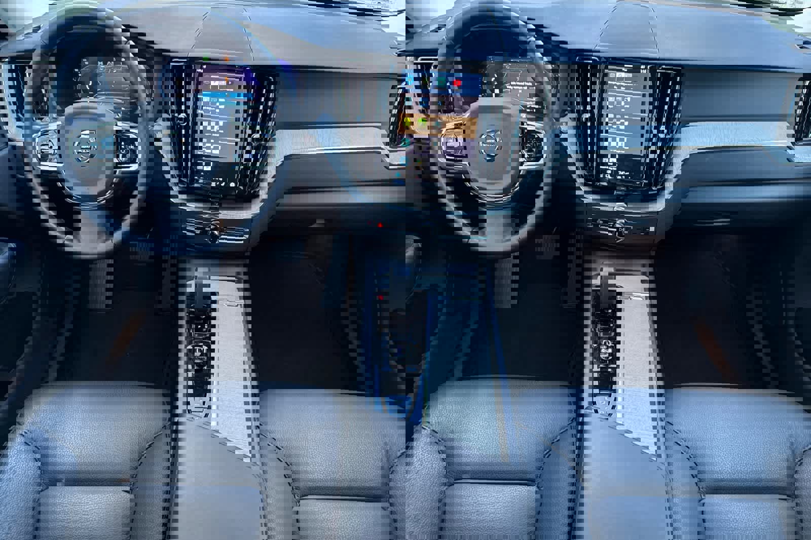 Used 2025 Volvo XC60 B5 Plus image 14