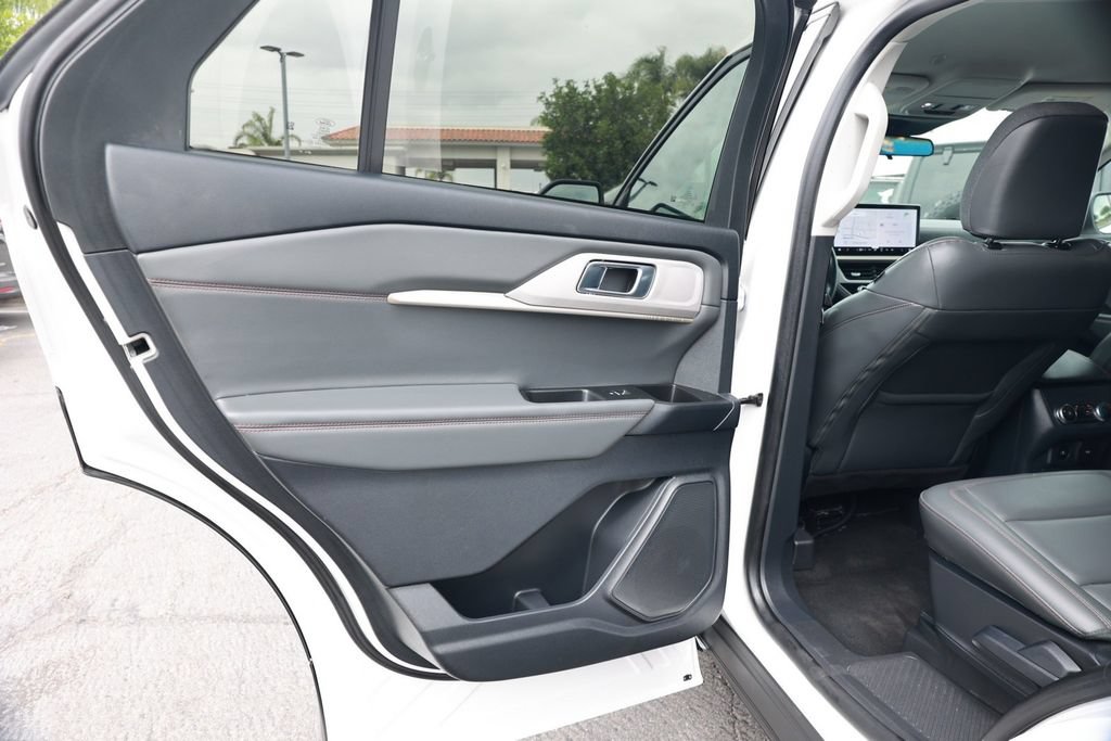 Used 2025 Ford Explorer Active w/ Active Comfort Package RWD image 34