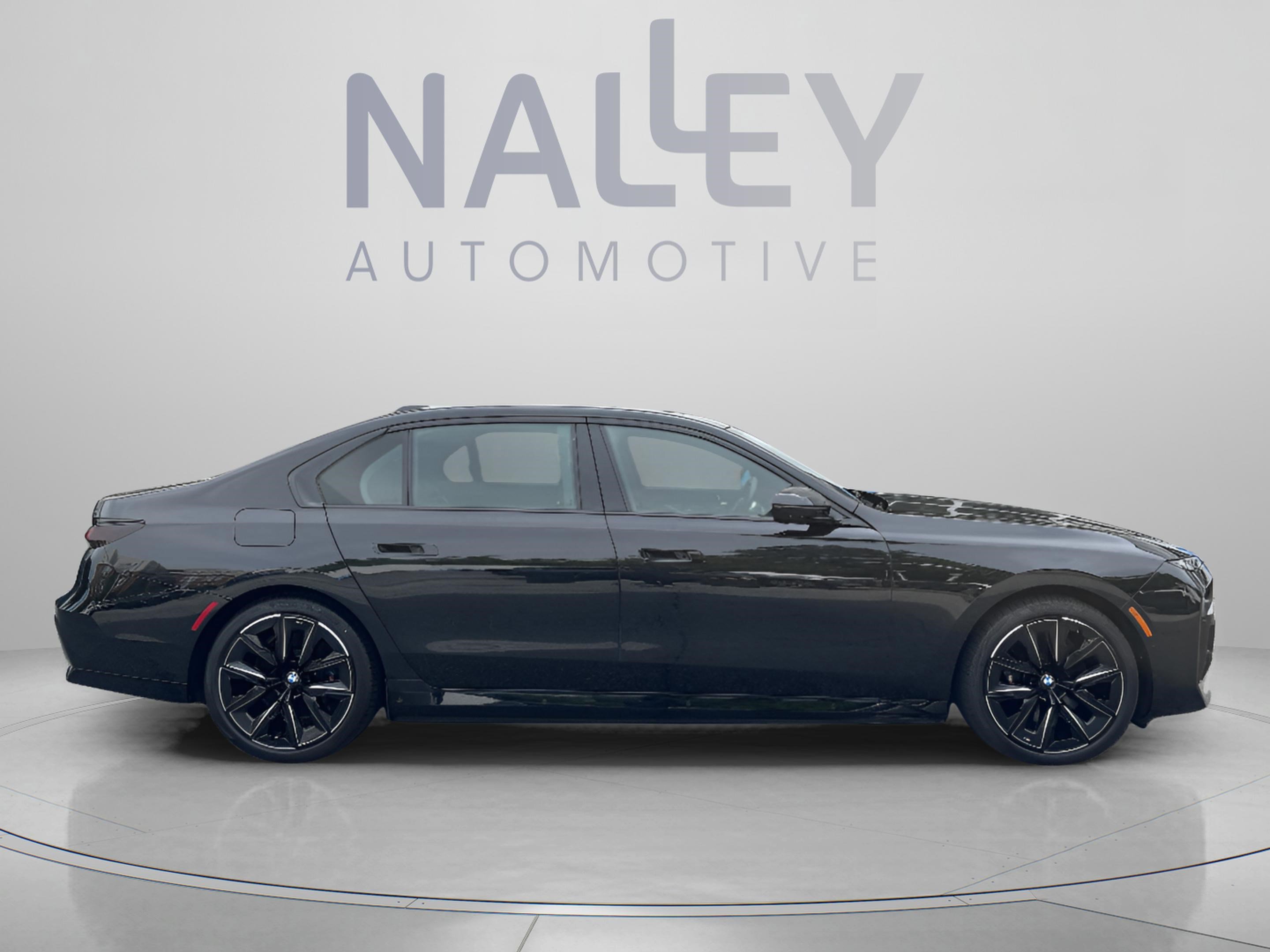 Used 2024 BMW i7 xDrive60 w/ Executive Package image 3