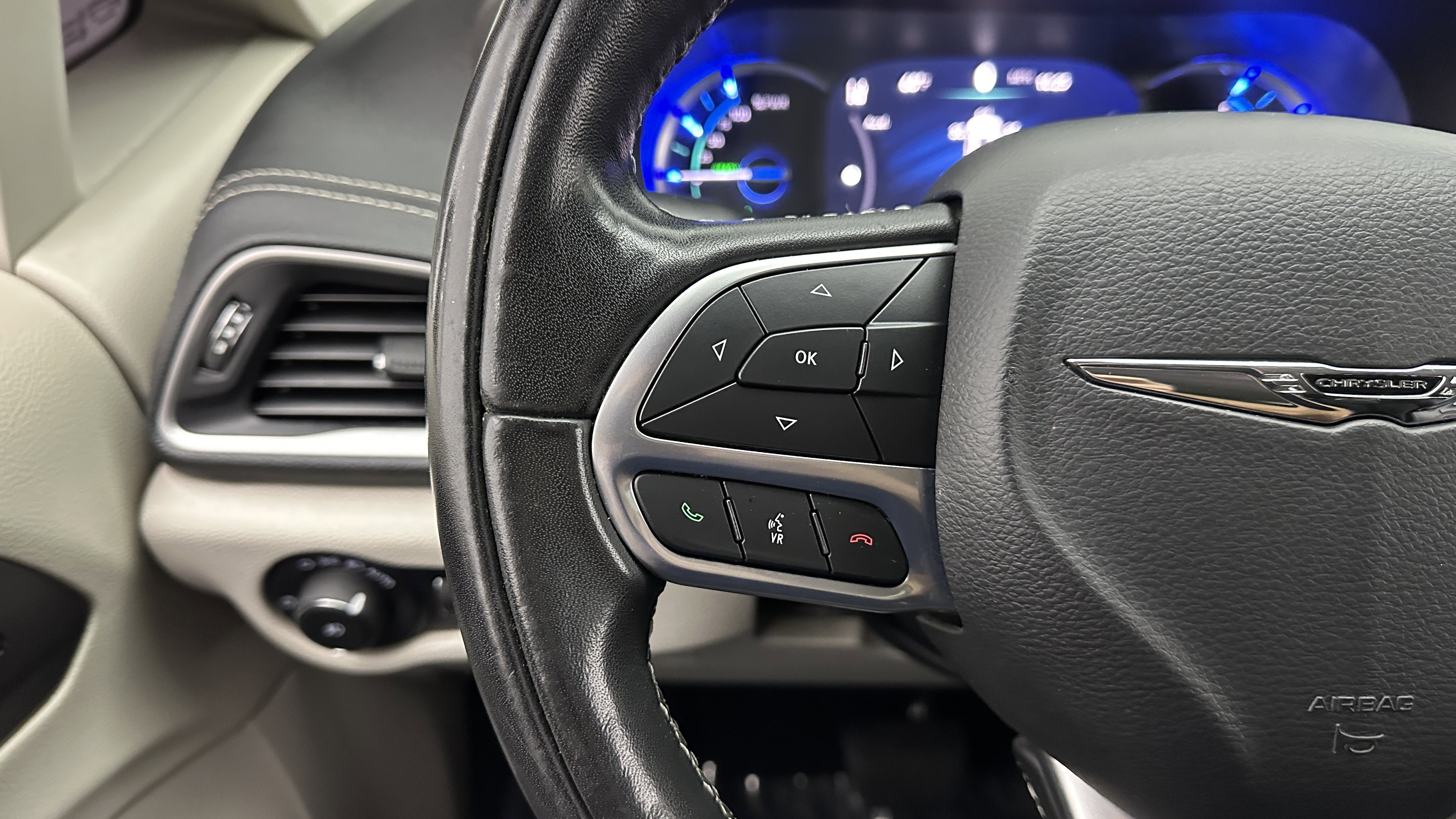 Used 2022 Chrysler Pacifica Touring-L w/ Uconnect Theater Family Group image 21