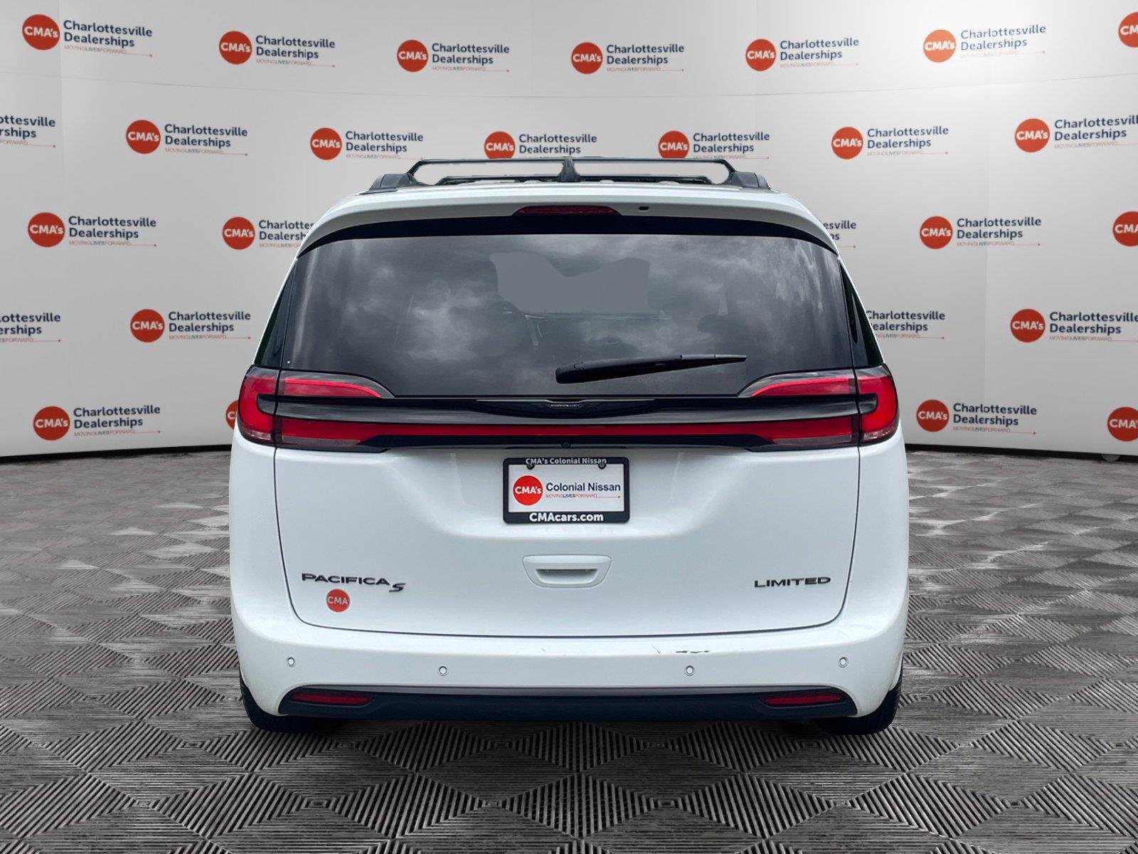 Used 2025 Chrysler Pacifica Limited FWD image 4