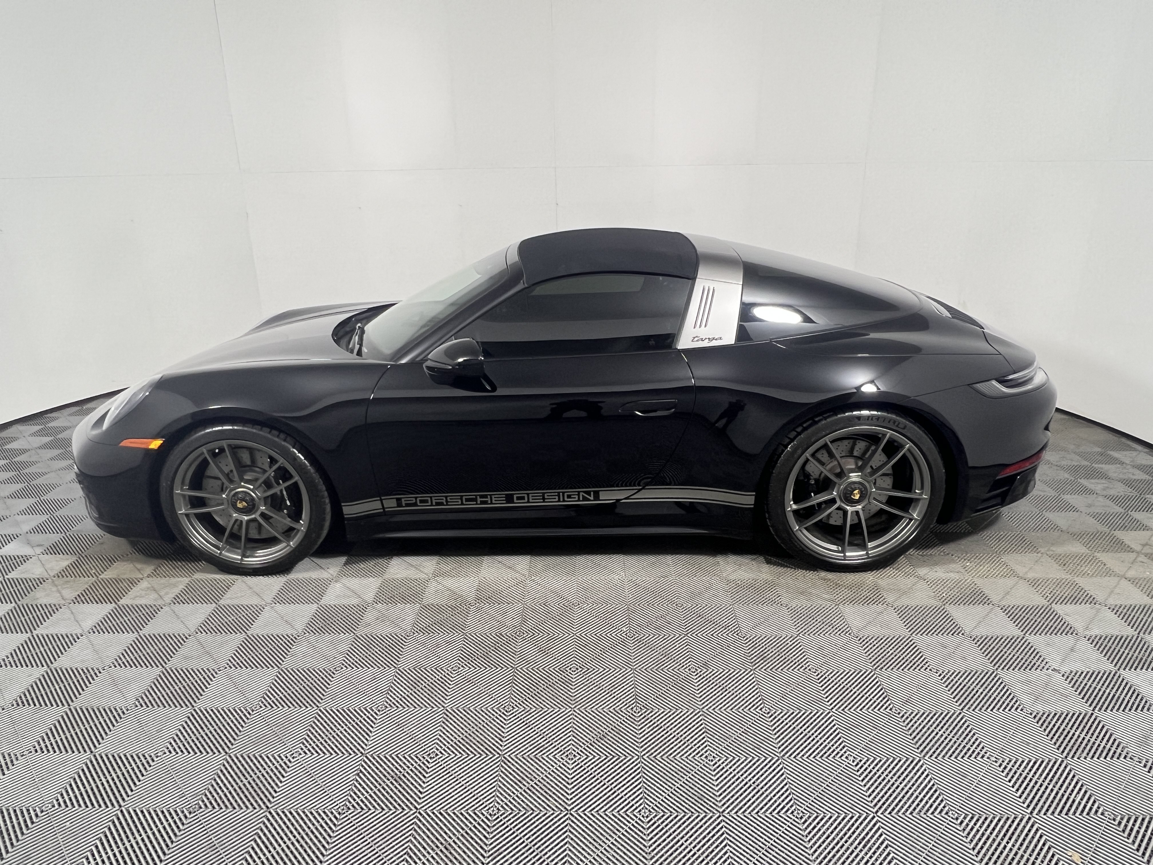Certified 2024 Porsche 911 50th Anniversary Edition AWD/4WD image 2