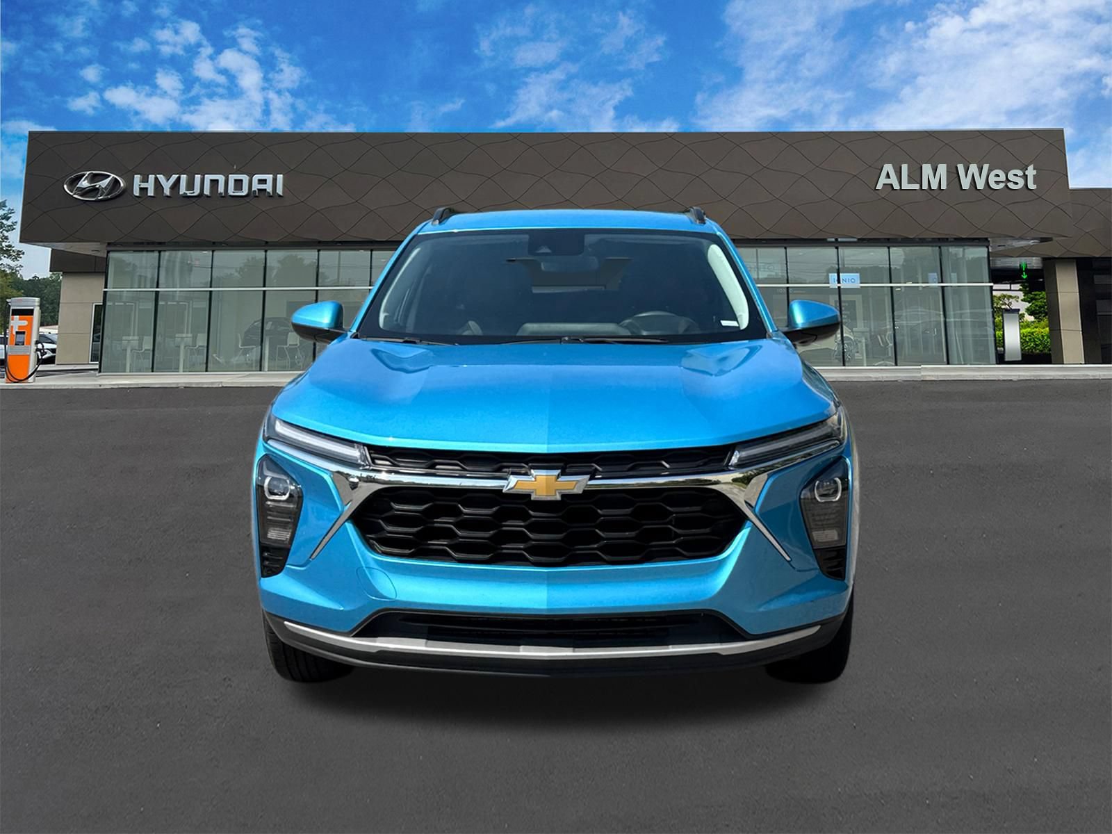 Used 2025 Chevrolet Trax LT FWD image 2