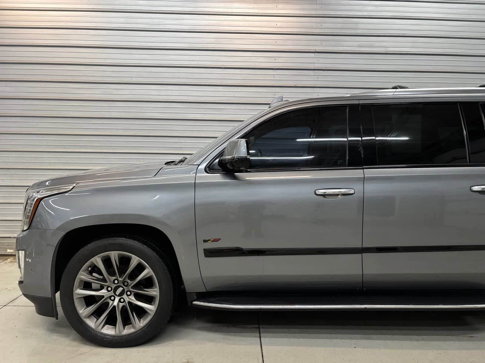 Used 2020 Cadillac Escalade ESV Luxury w/ Escalade Sport Edition AWD/4WD image 4