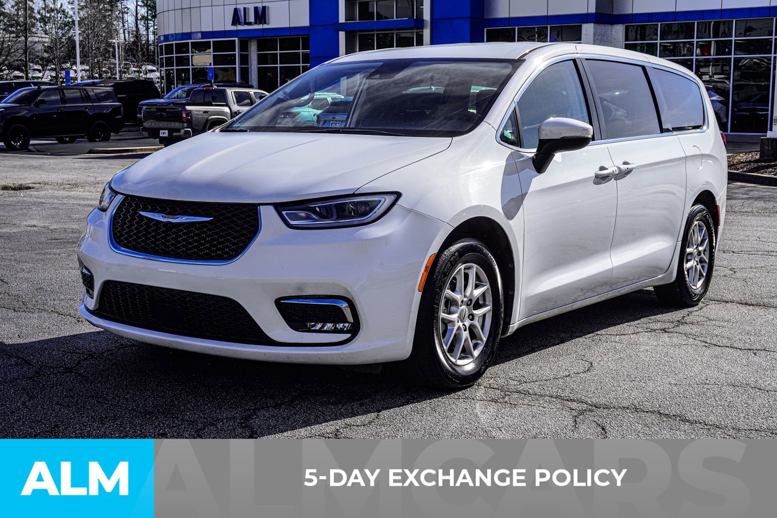 Used 2023 Chrysler Pacifica Touring-L image 5