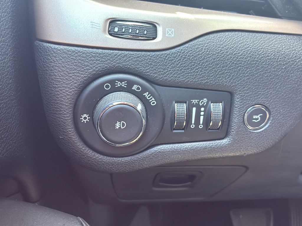 Used 2017 Jeep Cherokee 75th Anniversary AWD/4WD image 40