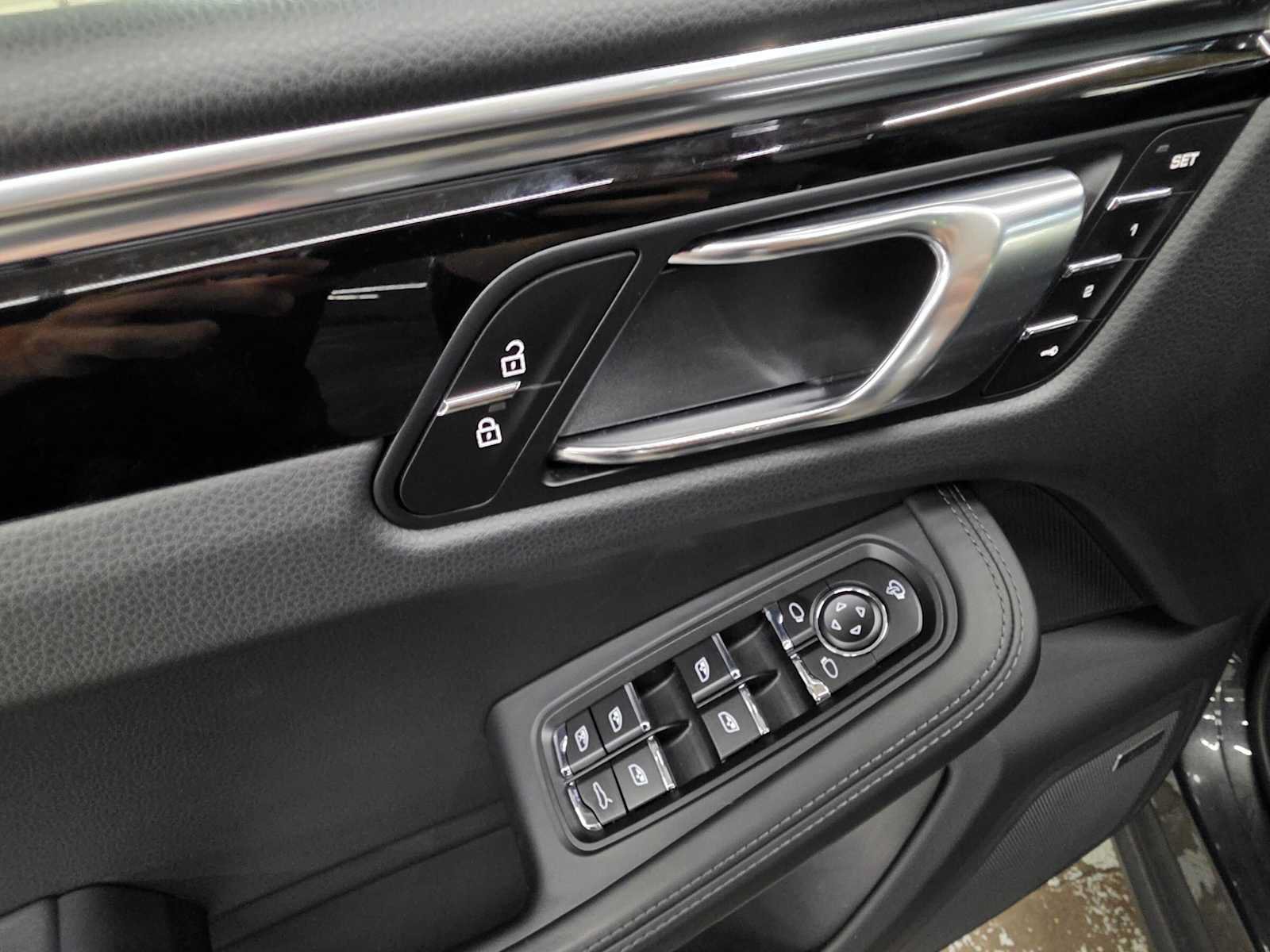 Used 2025 Porsche Macan AWD/4WD image 24