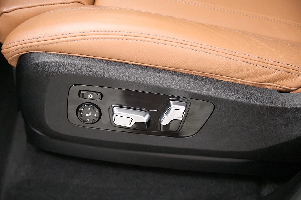 Used 2021 BMW X7 M50i w/ Dynamic Handling Package AWD/4WD image 14