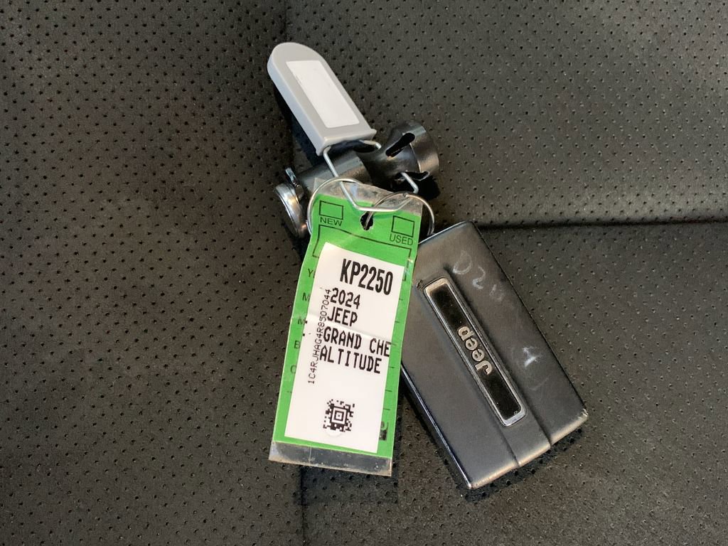 Used 2024 Jeep Grand Cherokee Altitude image 39