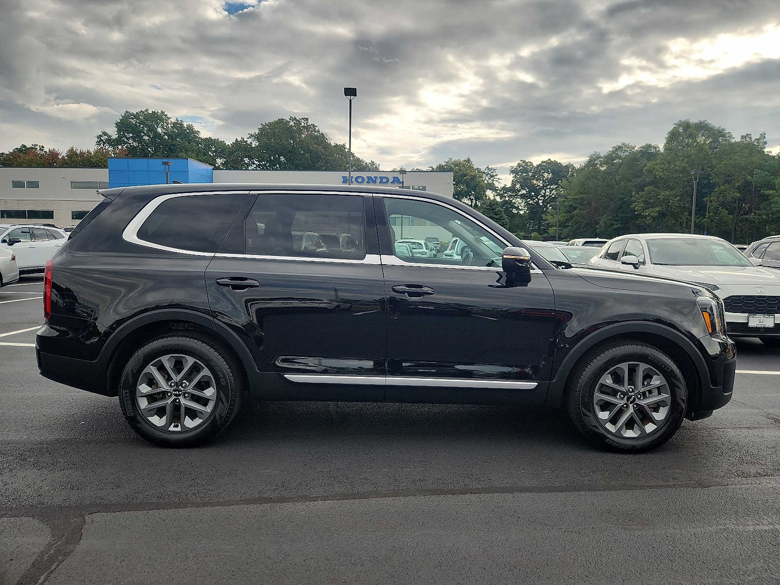 Used 2024 Kia Telluride LX FWD image 7
