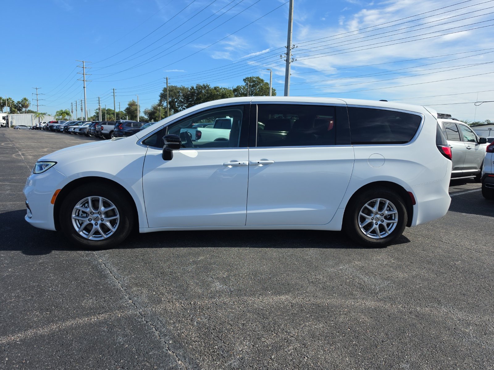 Used 2024 Chrysler Pacifica Touring-L FWD image 6