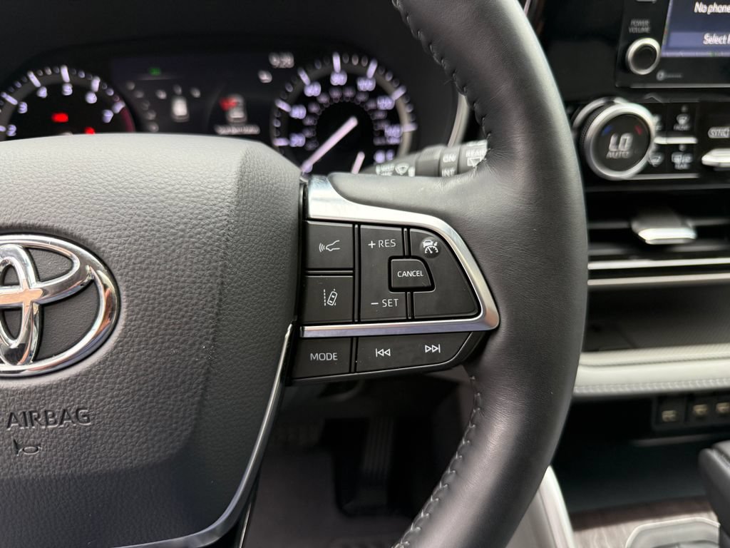 Used 2020 Toyota Highlander Limited FWD image 25