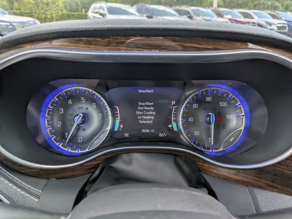 Used 2022 Chrysler Pacifica Limited image 3