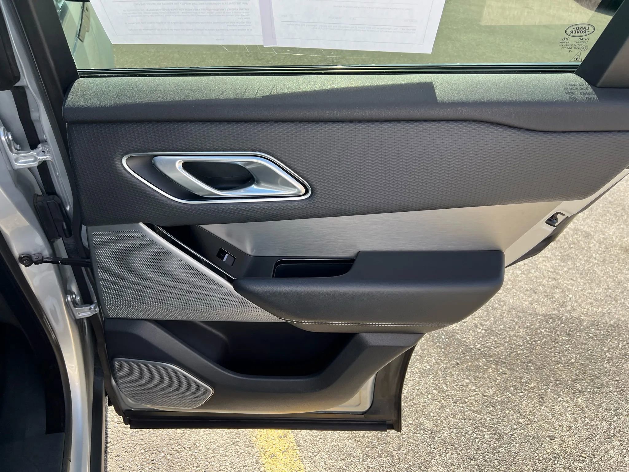 Used 2018 Land Rover Range Rover Velar R-Dynamic SE image 22