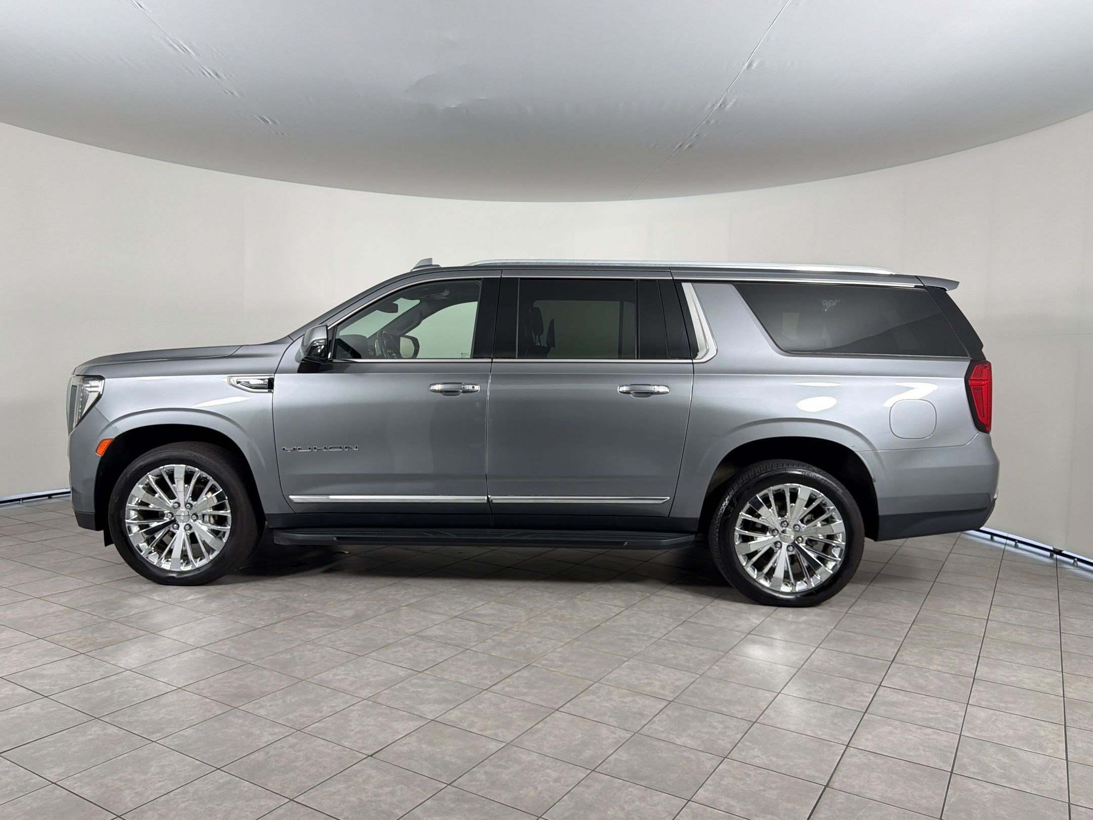 Used 2021 GMC Yukon XL SLT w/ SLT Luxury Plus Package AWD/4WD image 2