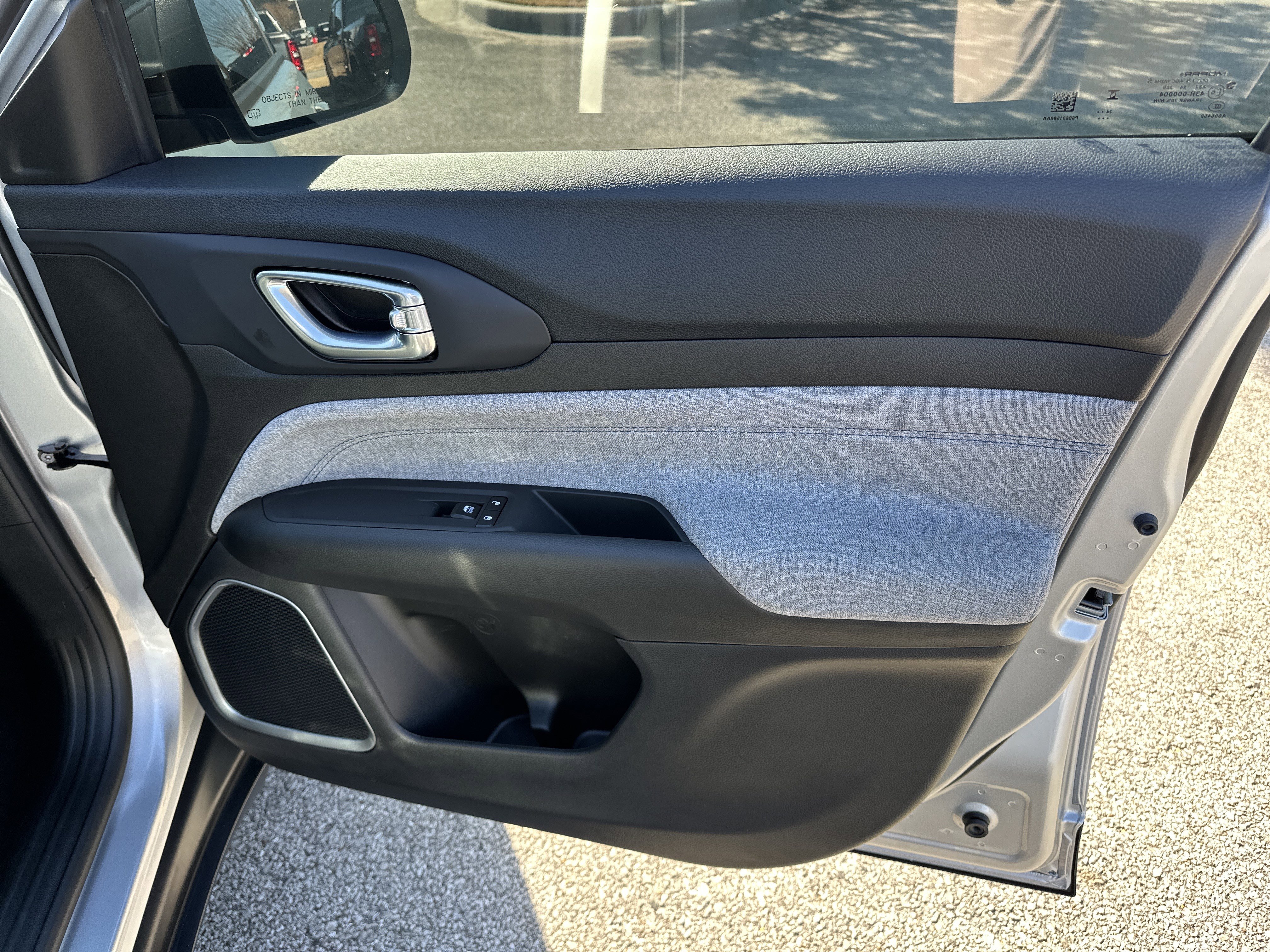 Used 2025 Jeep Compass Latitude image 14