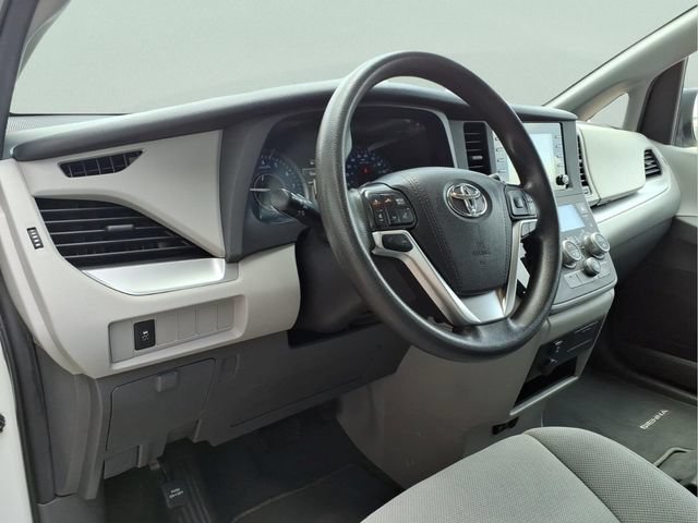Used 2020 Toyota Sienna L FWD image 13