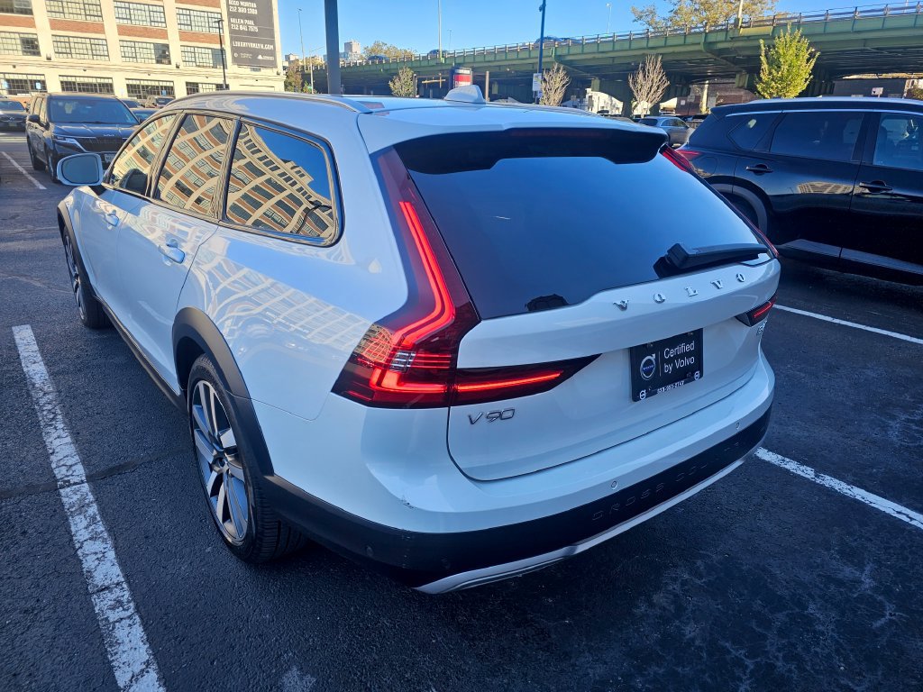 Certified 2025 Volvo V90 B6 Cross Country Plus AWD/4WD image 29