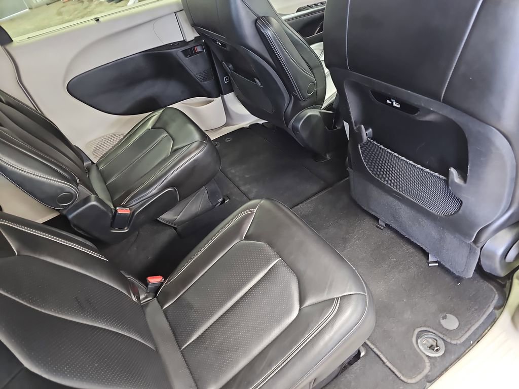 Used 2023 Chrysler Pacifica Touring-L FWD image 11