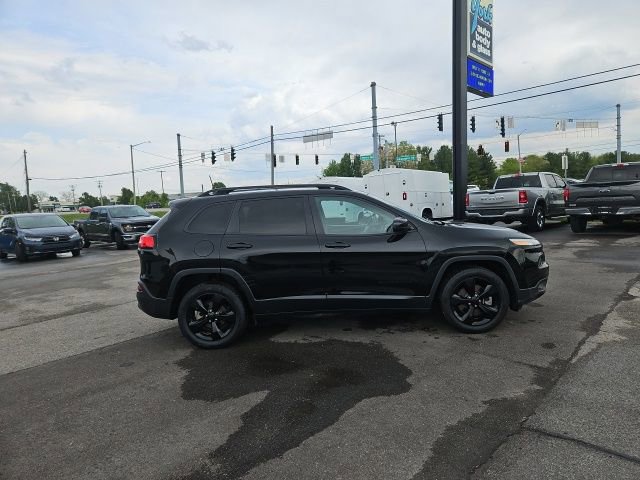 Used 2018 Jeep Cherokee Latitude w/ Altitude Package FWD image 5