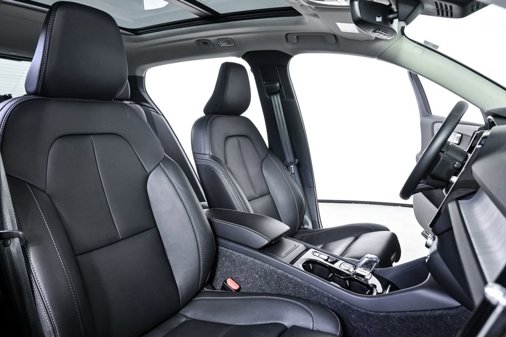 Certified 2025 Volvo XC40 B5 Plus image 24