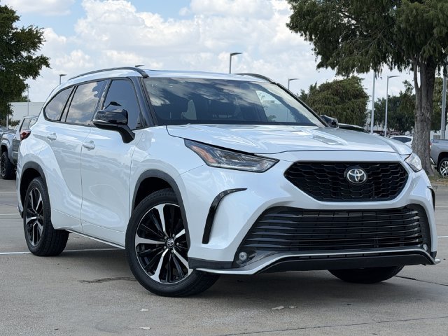 Used 2022 Toyota Highlander XSE FWD image 2