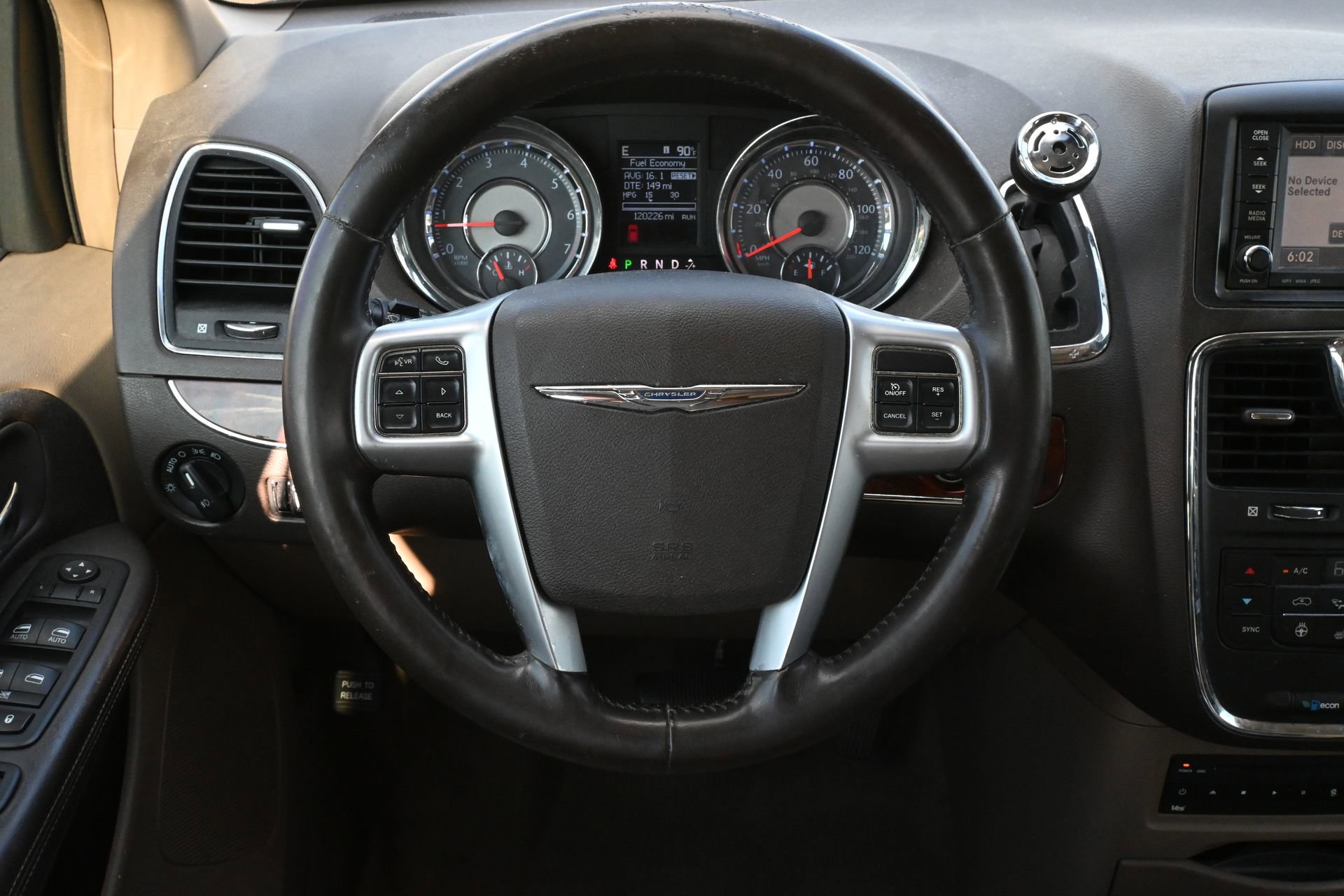 Used 2012 Chrysler Town & Country Touring-L w/ Entertainment Group #2 FWD image 10