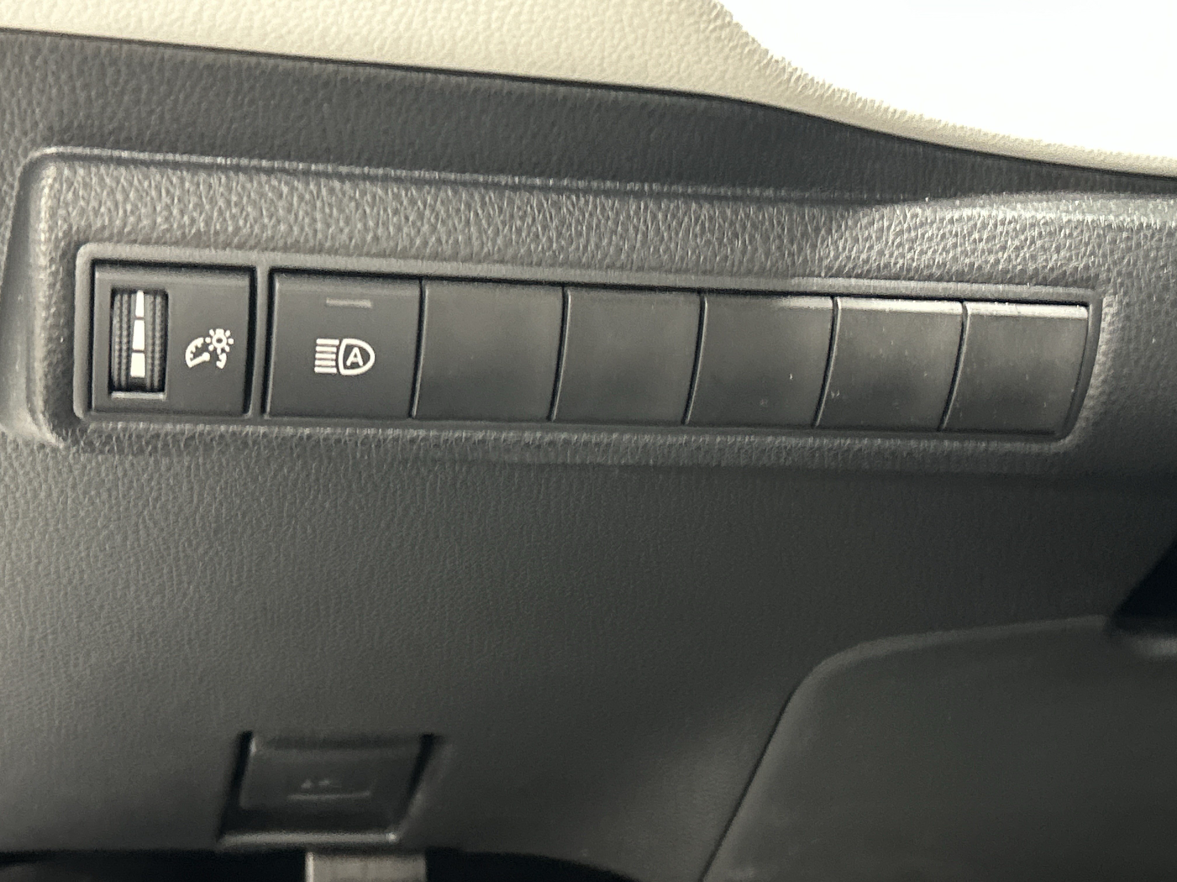 Used 2025 Toyota Corolla SE w/ Convenience Package FWD image 17