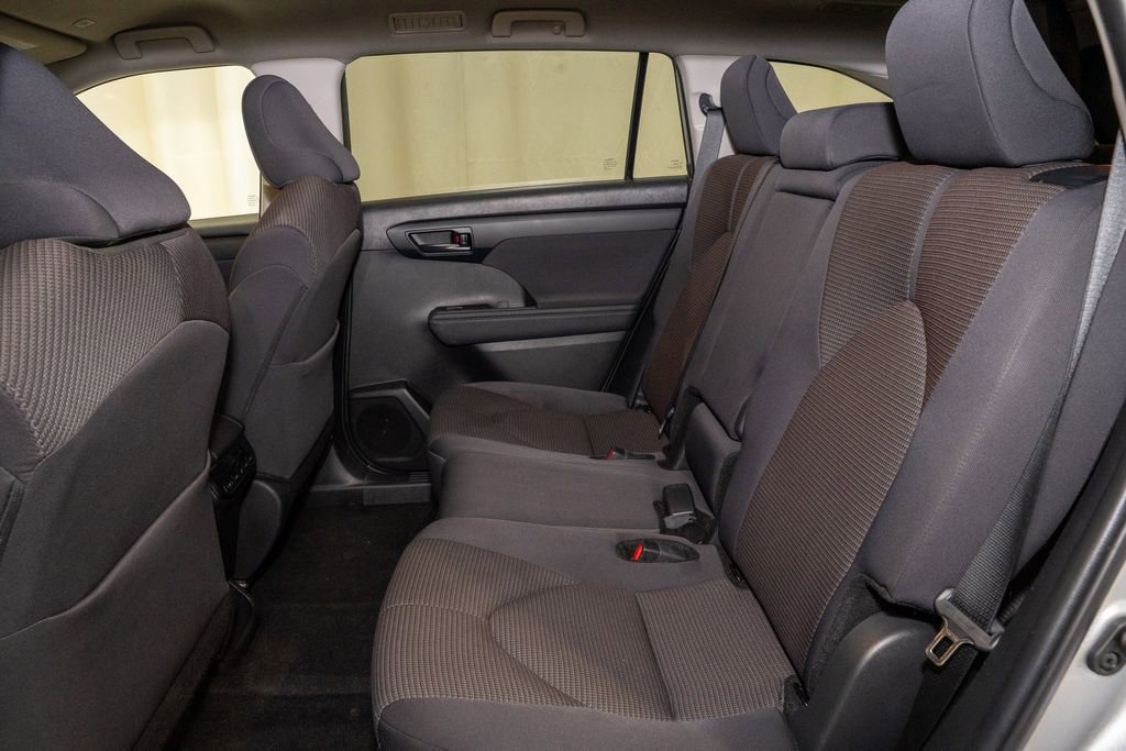 Used 2024 Toyota Highlander LE image 9