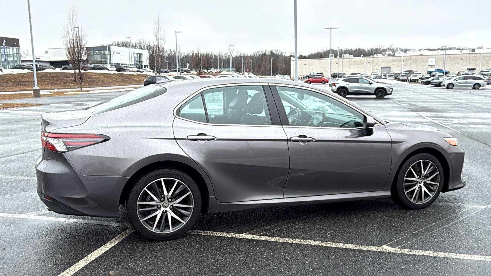 Used 2022 Toyota Camry XLE image 5