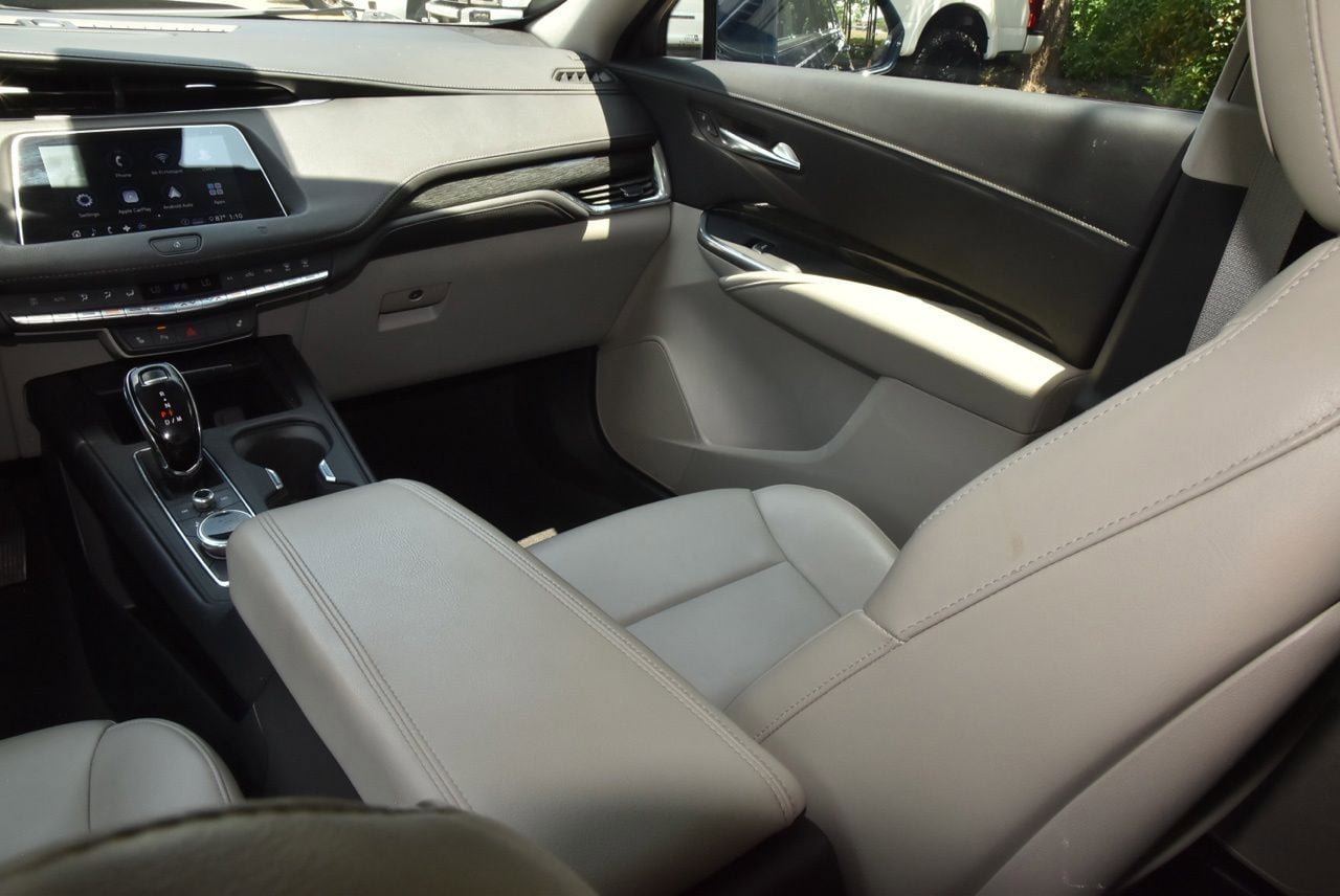 Used 2020 Cadillac XT4 Premium Luxury w/ Cold Weather Package FWD image 17
